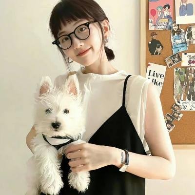 咖啡馆里的女孩